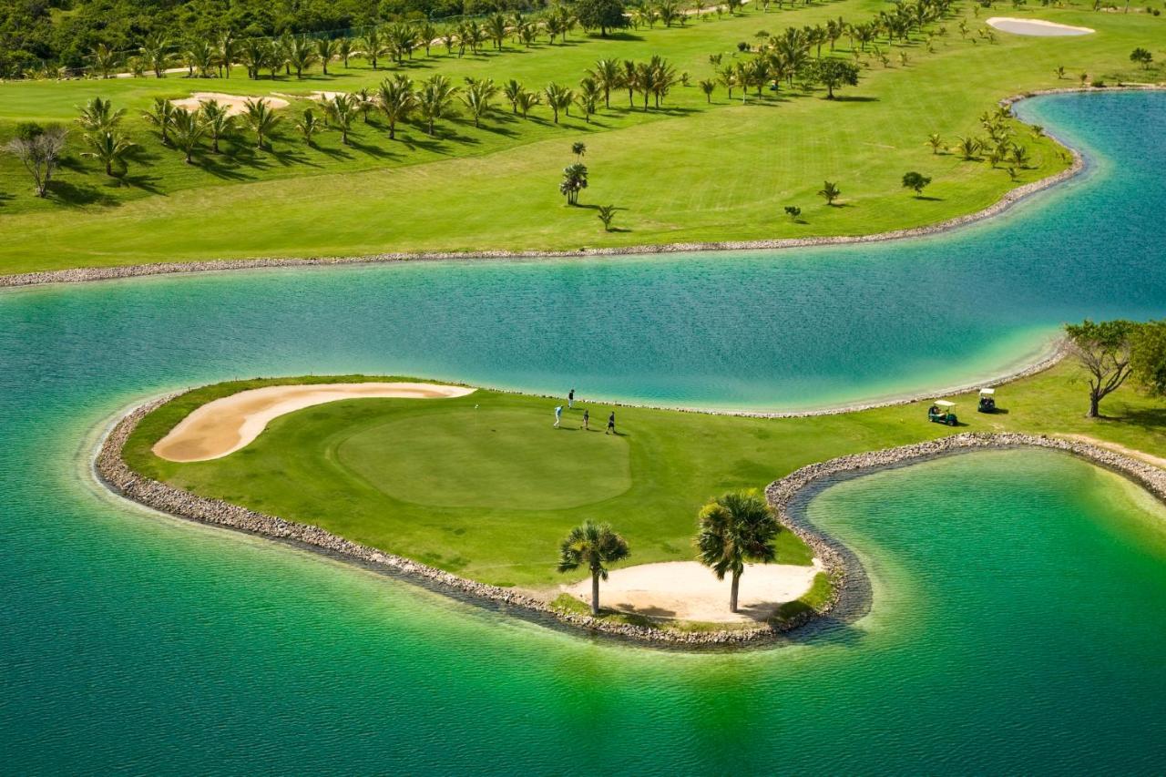 カタロニア ロイヤル ババロ オールインクルーシブ 大人専用 プンタ・カナ エクステリア 写真 Golf course at Jumeirah Islands