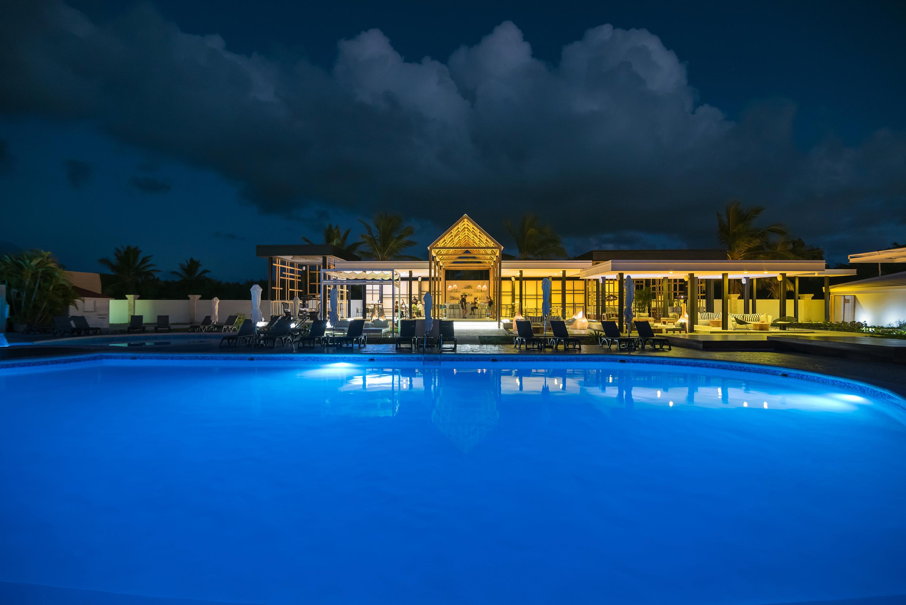 カタロニア ロイヤル ババロ オールインクルーシブ 大人専用 プンタ・カナ エクステリア 写真 The resort at night