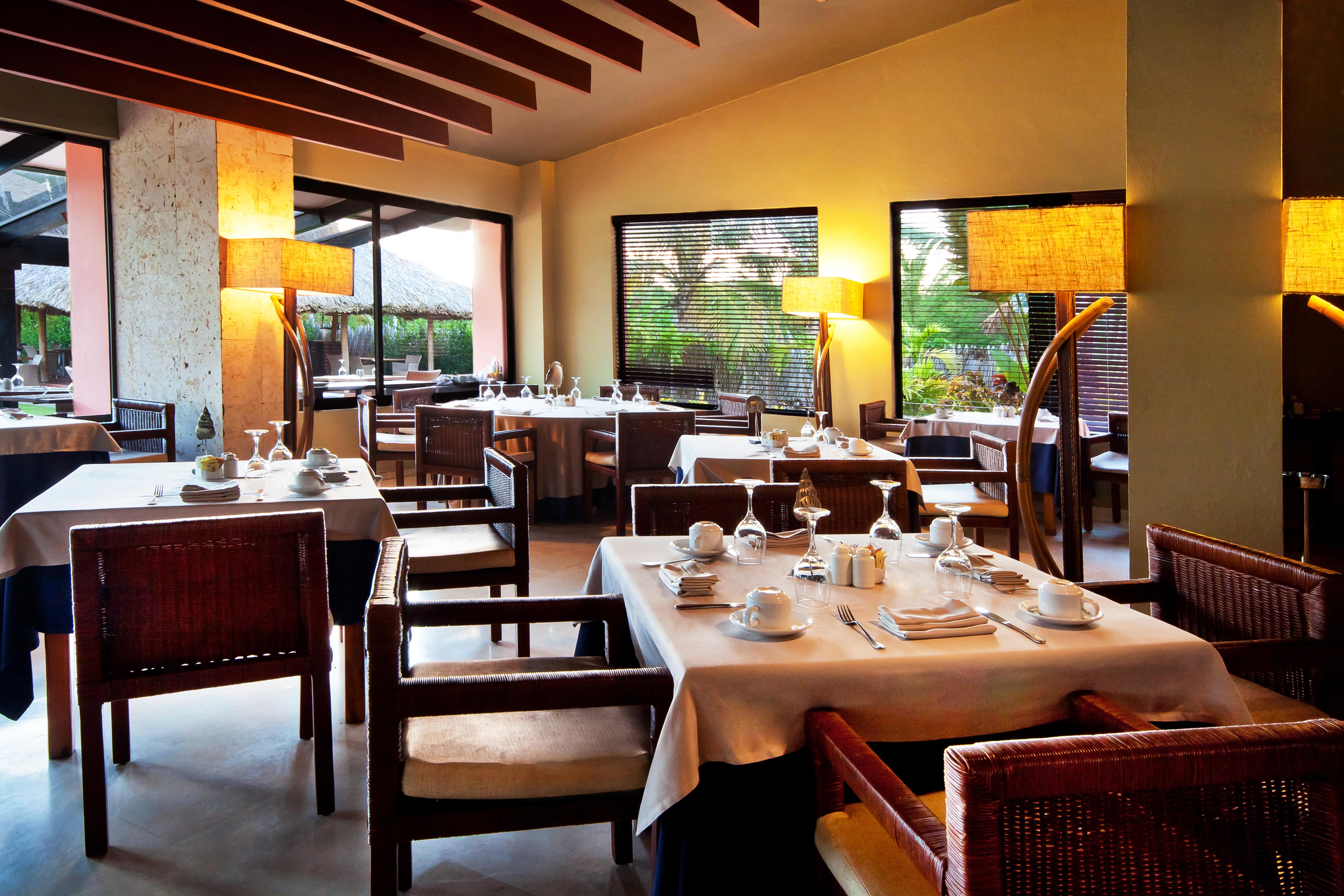 カタロニア ロイヤル ババロ オールインクルーシブ 大人専用 プンタ・カナ エクステリア 写真 Restaurant at the hotel