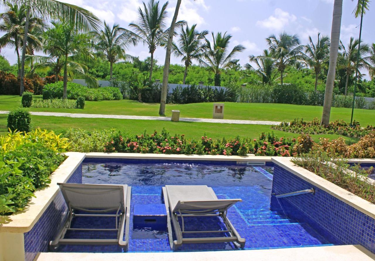 カタロニア ロイヤル ババロ オールインクルーシブ 大人専用 プンタ・カナ エクステリア 写真 A private pool at the Four Seasons Resort